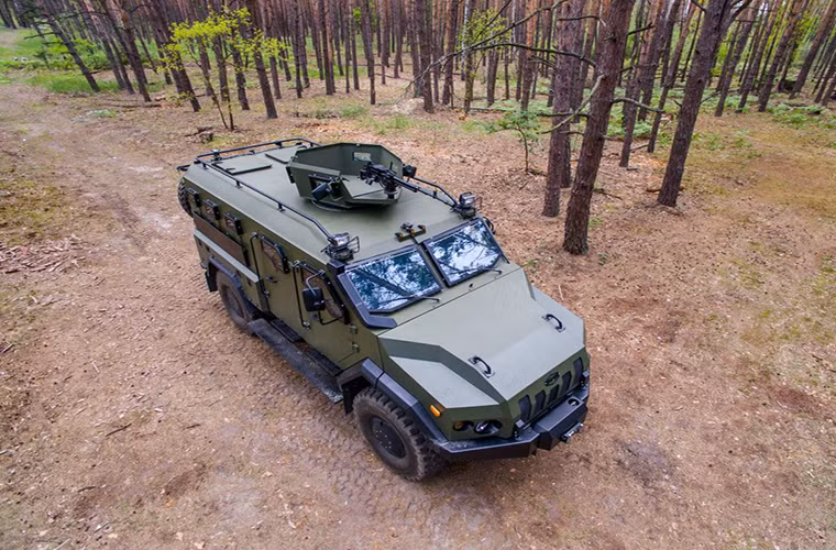 Giống như nhiều mẫu xe bọc thép chở quân khác Varta cũng được vũ trang nhẹ với một tháp súng máy được trang bị súng máy 7.62mm hoặc 12.7mm, bên cạnh đó xung quanh thân xe cũng có các lỗ châu mai cho phép binh sĩ ngồi bên trong bắn ra bên ngoài.