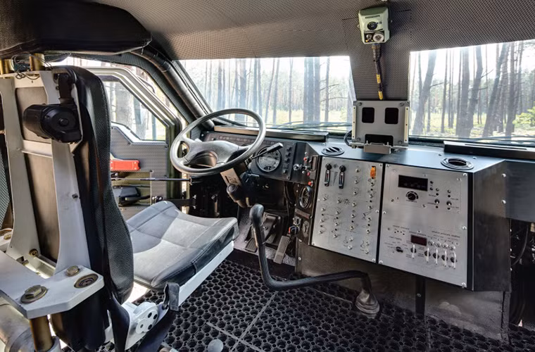 Varta được thiết kế dành cho nhiệm vụ vận chuyển binh sĩ trên chiến trường hoặc hổ trợ hỏa lực, bên cạnh đó nó cũng có thể được chuyển đổi trở thành trung tâm chỉ huy di động hoặc cứu thương chiến trường. Cận cảnh vị trí lái xe bên trong Varta với thiết kế khá đơn giản.