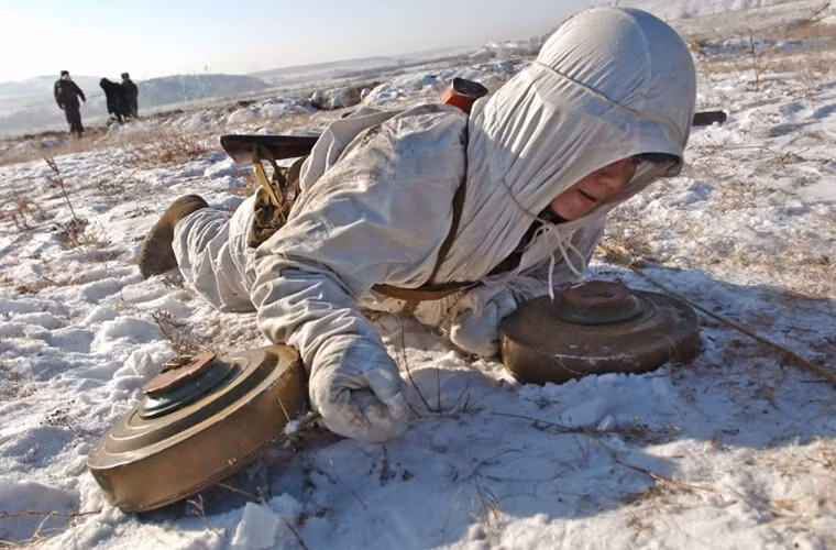 Một binh sĩ Nga với trang phục ngụy trang mùa đông trong huấn luyện cài mìn chống tăng tại Siberia vào năm 2008.