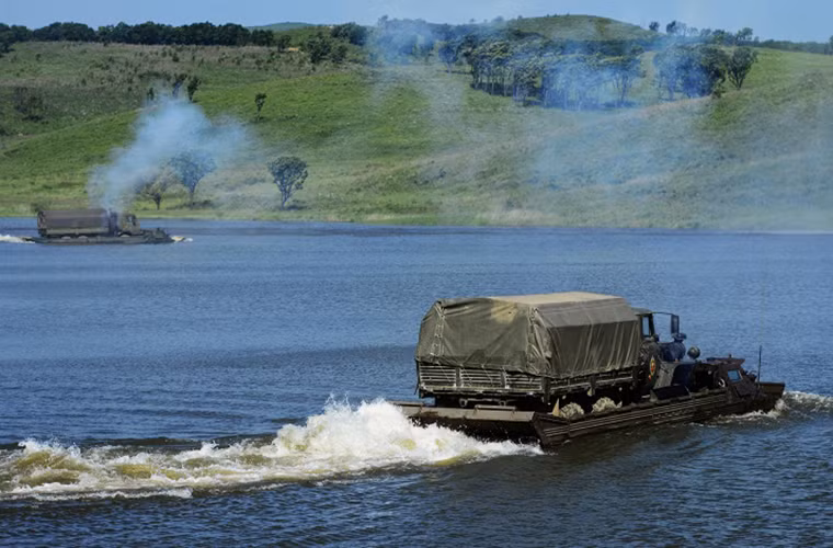 Hình ảnh những chiếc xe tải quân sự Ural của Quân đội Nga cơ động vượt sông trên xe bọc thép lội nước PTS.