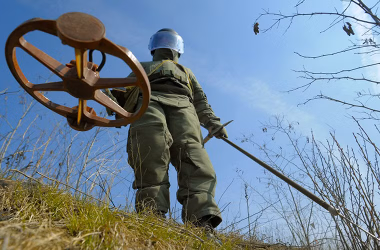 Trong ảnh là một binh sĩ Nga làm nhiệm vụ kiểm tra chất nổ tại Đài tưởng niệm Mamayev Kurgan ở Volgograd.