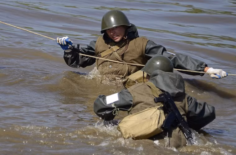 Các binh sĩ Công binh Nga ngâm mình dưới dòng nước xiết trong một đợt diễn tập tại vùng Primorsky.