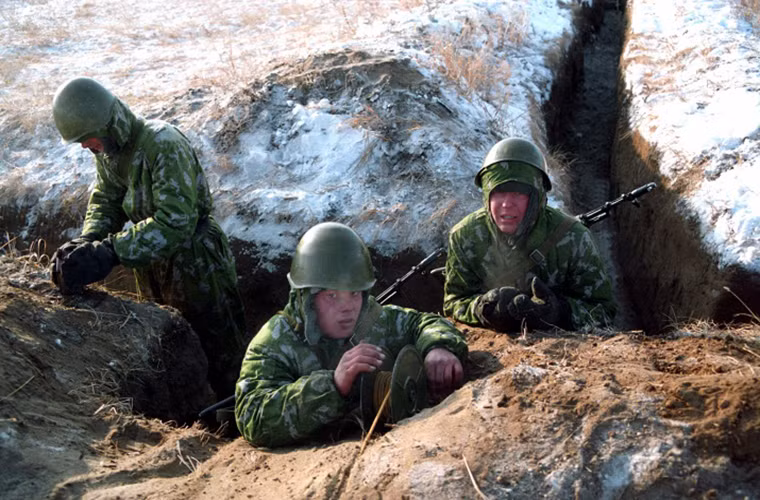 Các binh sĩ Công binh Nga trong một đợt tập trận tại Siberia vào đầu những năm 2000 với mẫu quân phục ngụy trang cũ có từ thời Liên Xô.