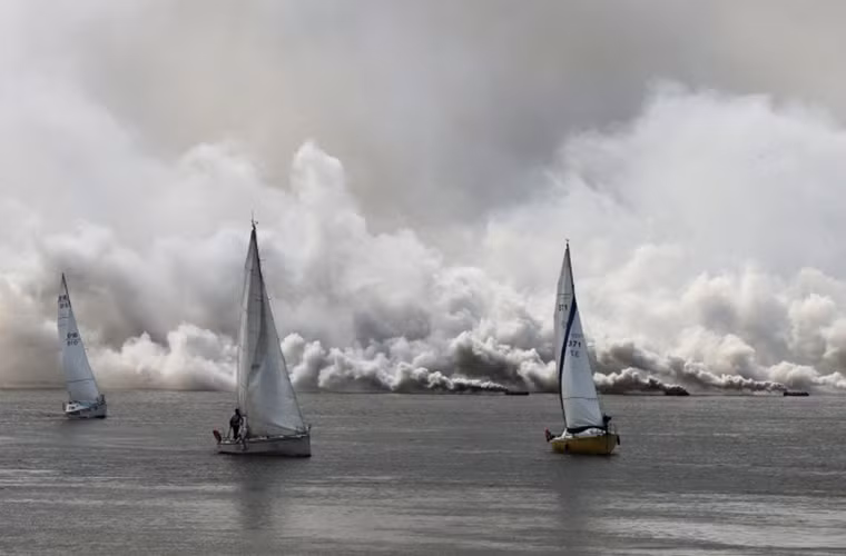 Màn khói ngụy trang cho lực lượng cơ giới vượt sông mô phỏng theo tình huống tác chiến thực tế của Công binh Nga.