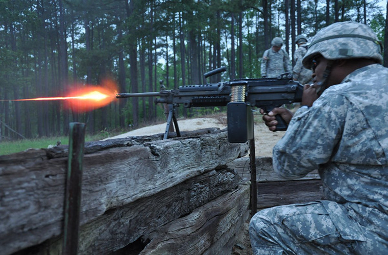 Một tiểu đội Vệ binh Quốc gia Mỹ đóng quân tại thành phố Columbia, tiểu bang Nam Carolina với khẩu súng máy M249 của mình trong một buổi huấn luyện khi trời sắp tối.