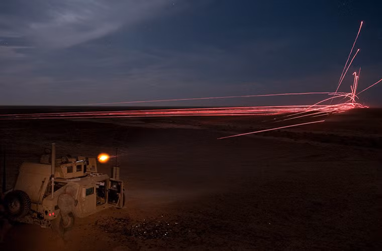 Những tỉa sáng kéo dài gần như vô tận được tạo ra từ những khẩu súng máy cỡ nòng .50 BMG trong một đợt tập trận hỗn hợp giữa Quân đội Mỹ và Quân đội chính phủ Iraq.