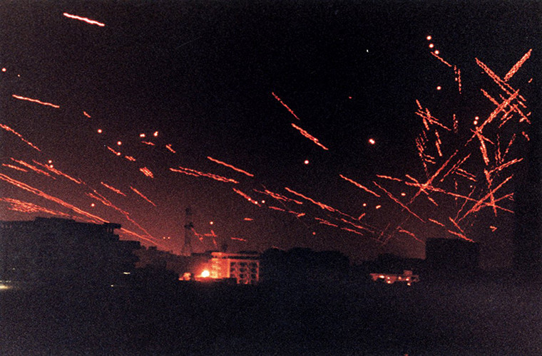 Đây là một trong những hình ảnh hiếm hoi về lưới lửa phòng không của Quân đội quốc gia Iraq tại trung tâm Baghdad trong Chiến tranh Vùng Vịnh lần 1 vào năm 1991. Và trên bầu trời Baghdad khi đó đầy rẫy chiến đấu cơ và tên lửa hành trình của Quân đội Mỹ.