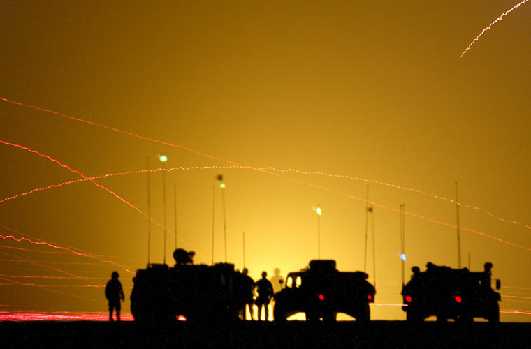 Cả bầu trời sa mạc Kuwait gần như được thắp sáng bởi ánh sáng của các loại hỏa lực được Quân đội Mỹ triển khai trong một đợt trận vào năm 2002.