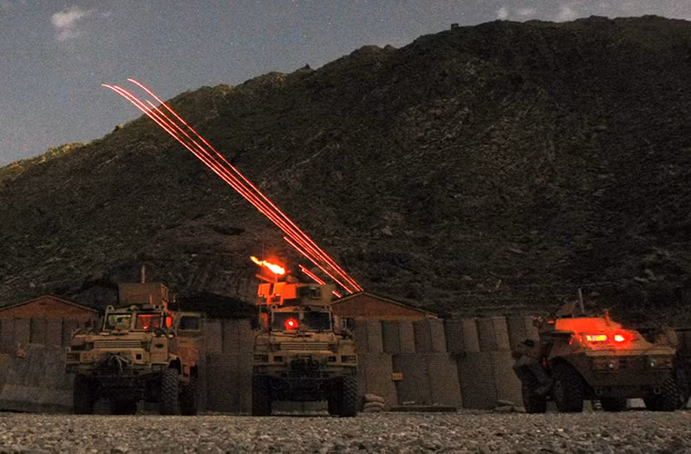 Trong ảnh các tổ đội súng máy của Quân đội Mỹ đóng tại căn cứ quân sự Michigan ở thung lũng Pesh thuộc tỉnh Kunar, Afghanistan sử dụng đạn vạch đường đánh dấu các mục tiêu trong một đợt tấn công của các tay súng Taliban vào căn cứ này trong năm 2009.