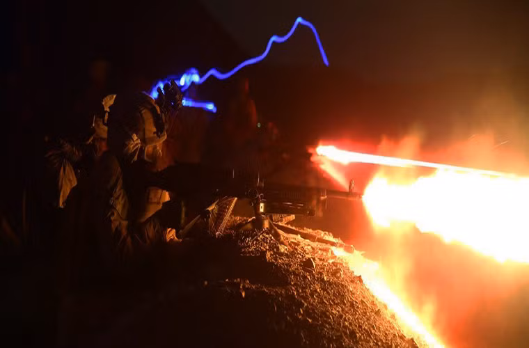 Trong khoảnh khắc này những khẩu súng máy M240G của Lính thủy Đánh bộ Mỹ gần như khạc ra lửa trong đêm, nó có tốc độ bắn tối đa lên đến 900 viên/phút với cỡ đạn 7.62×51mm NATO.