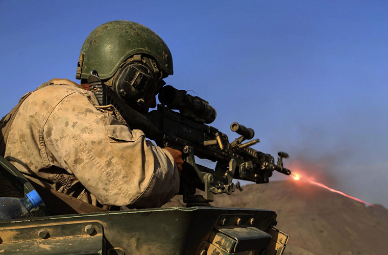 Trung sĩ Dragos Coca cũng là xạ thủ súng máy thuộc đơn vị Lính thủy Đánh bộ viễn chinh số 15 của Mỹ trong một khóa huấn luyện tác chiến trên địa hình sa mạc.