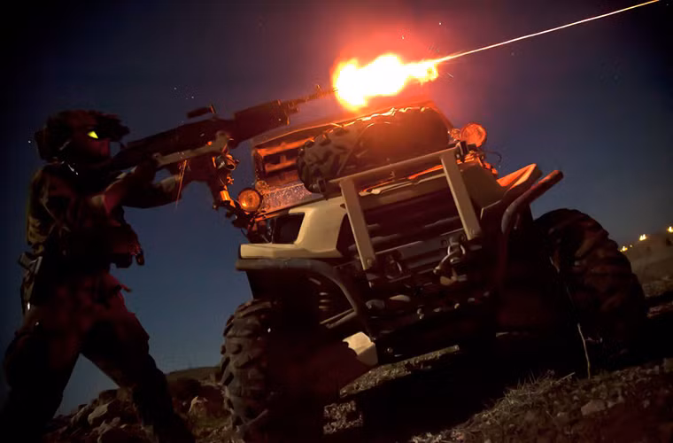 Đây là hình ảnh đặc biệt ghi lại khoảnh khắc hàng ngàn viên đạn được Quân đội Mỹ bắn lên trong bầu trời đêm như một vũ điệu ánh sáng trên bầu trời. Trong ảnh là một binh sĩ thuộc lực lượng tác chiến đặc biệt Lính thủy Đánh bộ Mỹ khai hỏa khẩu súng máy M240B của mình trong một đợt huấn luyện tại tỉnh Helmand, Afghanistan.