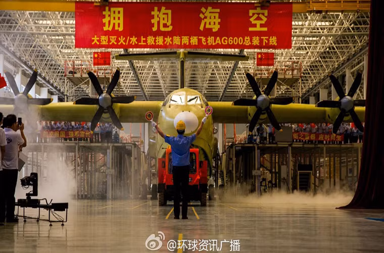 Theo trang mạng quân sự Sina đưa tin, hôm 23/7 Tổng công ty công nghiệp hàng không vũ trụ Trung Quốc (AVIC) đã chính thức cho ra mắt nguyên mẫu thủy phi cơ AG-600 đầu tiên của nước này mà theo AVIC là lớn nhất thế giới.
