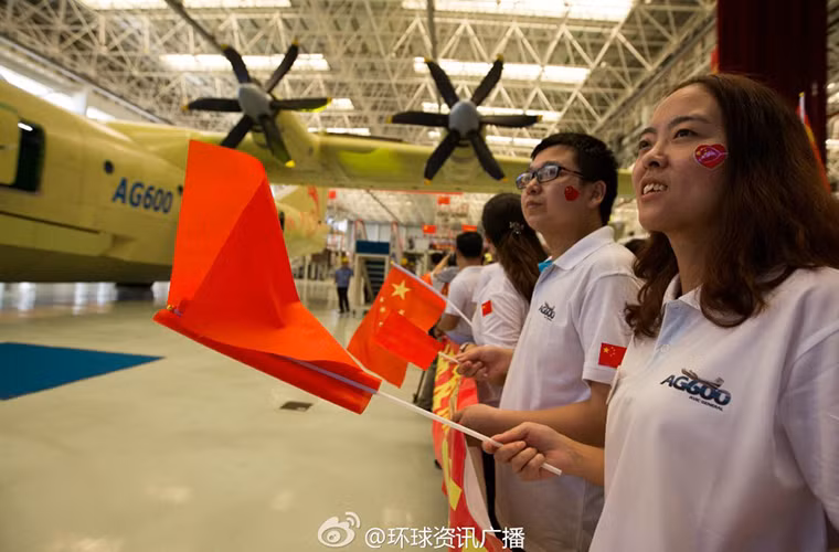 AVIC cũng tuyên bố rằng AG-600 có thể thực hiện các chuyến bay độc lập ra các khu vực vùng biển trên Biển Đông mà không cần tiếp nhiên liệu với phạm vi khoảng 75% diện tích Biển Đông.