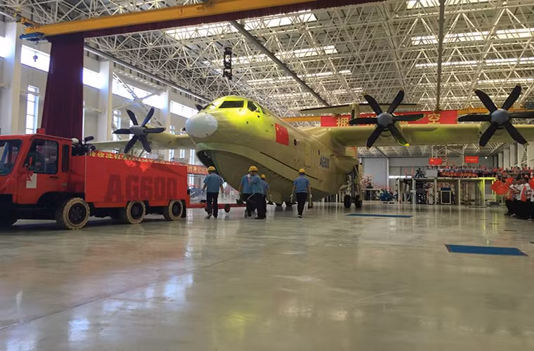 Nguyên mẫu AG-600 được kéo ra khỏi phân xưởng lắp ráp.