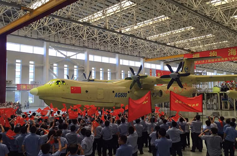 Dù tuyên bố AG-600 được phát triển cho các mục đích dân sự như tìm kiếm cứu nạn trên biển và phòng chống cháy rừng nhưng nhiều ý kiến cho rằng chắc chắn AG6000 sẽ được Trung Quốc sử dụng cho mục đích quân sự.
