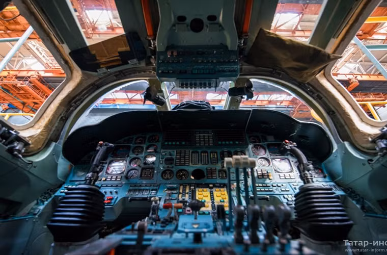 Cận cảnh bên trong buồng lái của Tu-160 với thiết kế đặc trưng có từ thời Liên Xô. Nguồn: English Russia