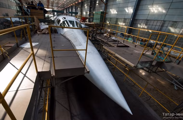 Hiện tại dây chuyền sản xuất Tu-160 của Nga đều đã ngưng hoạt động, tuy nhiên các nhà máy phục vụ cho yêu cầu bảo dưỡng hay nâng cấp loại máy bay ném bom siêu thanh này vẫn được duy trì. Nguồn: English Russia