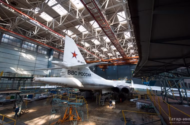 Trong ảnh là một chiếc Tu-160 vẫn còn trong quá trình bảo dưỡng nâng cấp. Nguồn: English Russia