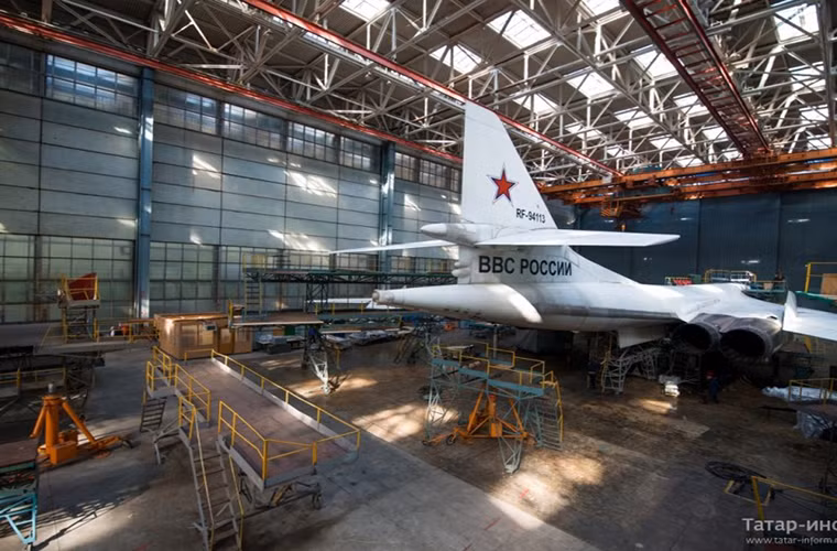 Không quân Nga cũng đang tiến hành kế hoạch hiện đại hóa phi đội Tu-160 của mình trong giai đoạn từ nay cho đến năm 2020 nhằm duy trì khả năng răn đe chiến lược của lực lượng không quân trước khi Nga sở hữu dòng máy bay ném bom chiến lược tầm xa tiếp theo. Nguồn: English Russia