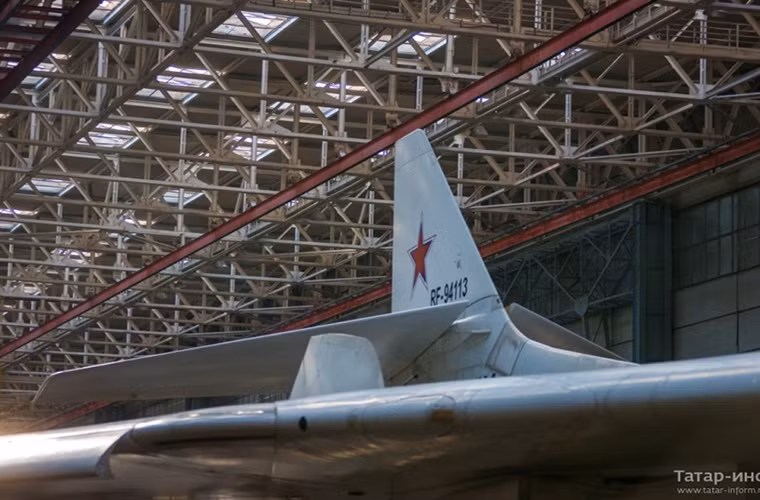 Máy bay ném bom chiến lược tầm xa Tu-160 có trọng lượng cất cánh tối đa 275 tấn, nó có thể mang theo tổng cộng 40 tấn bom với trang bị chính là các loại tên lửa hành trình có khả năng mang theo đầu đạn hạt nhân cùng phi hành đoàn 4 người. Nguồn: English Russia