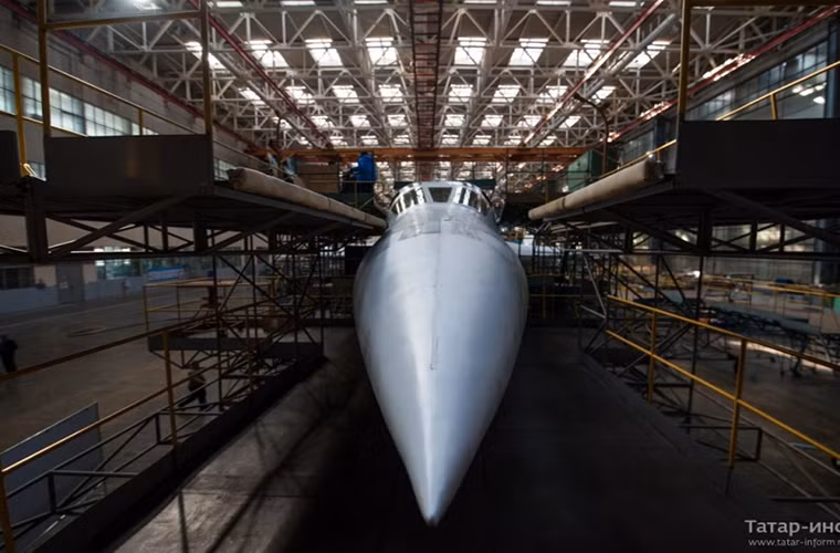 Bên trong phân xưởng sửa chữa máy bay này có thể bảo dưỡng cùng một lúc 2 chiếc Tu-160. Và để đảm bảo bí mật khi giới truyền thông Nga đến thăm phân xưởng này quá trình bảo dưỡng những chiếc Tu-160 đã được ngưng lại. Nguồn: English Russia