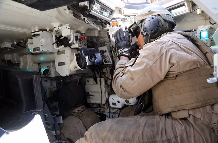 Thiết kế bên trong của M1 khá rộng phù hợp với kíp chiến đấu 4 người của mẫu xe tăng này, tuy nhiên nó lại không được trang bị máy nạp đạn tự động.