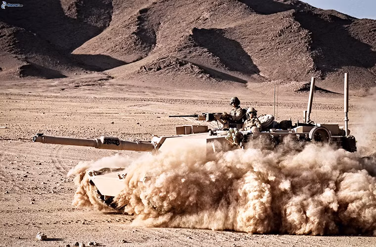 Xe tăng M1 Abrams có thể di chuyển với vận tốc tối đa 72km/h với địa hình thông thường và 48km/h với địa hình gồ ghề. Bên cạnh đó thân xe tăng có thể xoay 360 độ với tháp pháo vẫn được giữ nguyên hướng về mục tiêu.