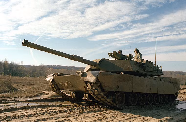 Ít ai biết rằng, những chiếc M1 Abrams trang bị chính thức từ năm 1980, nhưng cuộc chiến tranh đầu tiên nó được tham gia là vào năm 1991 - chiến dịch Bão táp sa mạc ở Iraq.