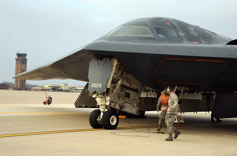 B-2 có sải cánh dài hơn 52m và có trọng lượng cất cánh tối đa hơn 170 tấn với hệ thống động cơ gồm bốn chiếc động cơ phản lực General Electric F118 -GE-100 có công suất 17.300 lbf mỗi chiếc. B-2 được thiết kế để có thể mang theo tối đa 23 tấn bom và tên lửa các loại trong đó có cả vũ khí hạt nhân.