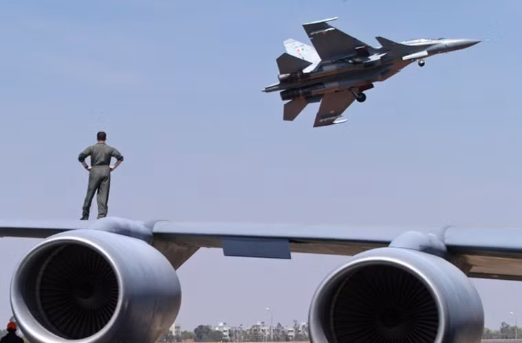 Vị quan chức này cũng cho hay, những chiếc tiêm kích đa năng Su-35 đầu tiên cũng sẽ được chuyển giao cho Trung Quốc vào cuối năm nay hoặc đầu năm 2017. Và việc sản xuất các biến thể xuất khẩu của dòng tiêm kích đa năng này thường dài hơn do theo yêu cầu thay đổi thiết kế theo khách hàng đặt mua.