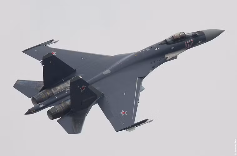 Bộ đôi Su-35 và Su-34 của Sukhoi dường như đang thống trị thị trường máy bay chiến đấu trên toàn thế giới với hàng loạt khách hàng và các thỏa thuận tiềm năng dần được công bố. Điều này sẽ khá dễ hiểu sau những gì mà Không quân Nga thể hiện tại Syria hay những chiếc máy bay chiến đấu do Nga chế tạo đang hoạt động tại Trung Đông.