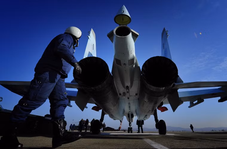 Trước đó vào cuối năm 2015 cả Bắc Kinh và Moscow đều đã đi đến một thỏa thuận cuối cho hợp đồng cung cấp 24 chiếc Su-35 cùng thiết bị hỗ trợ mặt đất và phụ tùng thay thế. Thỏa thuận này có giá trị ước tính 2 tỷ USD và Trung Quốc là khách hàng đầu tiên mua Su-35 từ Nga.