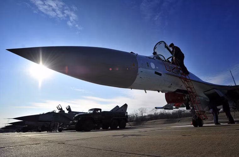 Các chiến đấu cơ Sukhoi còn có thể thắng lớn tại thị trường Ấn Độ khi New Delhi để ngỏ khả năng ký thêm hợp đồng cung cấp 40 chiếc tiêm kích đa năng Su-30MKI cho không quân nước này. Với hàng loạt lợi thế và hỗ trợ nội địa hóa từ Nga, Ấn Độ chắc chắn sẽ cân nhắc kỹ lưỡng lại việc mua số lượng lớn những chiếc chiếc tiêm kích đa năng Rafale của Pháp.