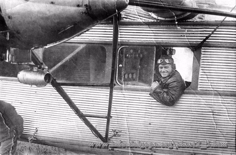 Buồng lái của USSR-V2 được bố trí phía sau cùng với đó là hai động cơ đẩy cánh quạt. Nguồn ảnh: English Russia