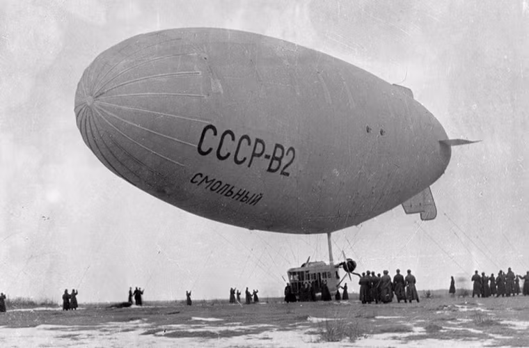 Và phải đợi đến tận năm 1932 Liên Xô mới sở hữu một mẫu khinh khí cầu đúng nghĩa là USSR-V2 Smolny, mẫu khí cầu này cũng được trang bị một khoang chở khách với khả năng chở theo 11 người chưa bao gồm phi hành đoàn gồm 4 người. Nguồn ảnh: English Russia