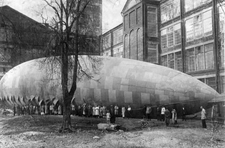 Chỉ một năm sau đó Liên Xô tiếp tục cho ra đời mẫu khí cầu thứ hai có tên là Moskovsky KHIMIK. Nó được sản xuất dựa trên sự đóng góp tự nguyện của các công nhân thuộc ngành hóa chất và chế biến cao su của Liên Xô khi đó. Khinh khí cầu Moskovsky KHIMIK có chiều dài 45m, đường kính 10m với tốc độ bay 62km/h và có khả năng mang theo 900kg hàng hóa. Nguồn ảnh: English Russia