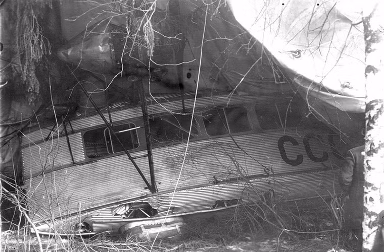 Tuy nhiên chỉ một năm sau khi đưa vào vận hành USSR-V2 đã gặp nạn tại Veliky Novgorod khi động cơ đẩy cánh quạt của nó ngừng hoạt động khi đang cố lấy lại độ cao an toàn. Đến năm 1939 USSR-V2 bị cấm hoạt động. Nguồn ảnh: English Russia