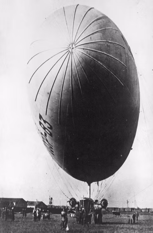 Dù thất bại với USSR-V2 nhưng Liên Xô vẫn không từ bỏ giấc mơ chinh phục bầu trời của mình với mẫu khí cầu USSR-V3 Krasnaya Zvezda cũng được giới thiệu vào năm 1933. Nguồn ảnh: English Russia