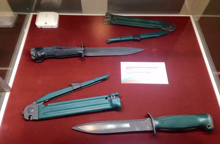 Bộ đôi dao dành cho bộ binh NR-2 và NRS-2.