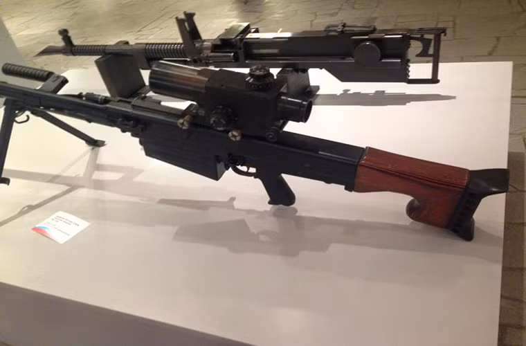 Một nguyên mẫu ban đầu của mẫu súng bắn tỉa hạng nặng OSV-96 do Nga chế tạo sử dụng cỡ đạn 12.7mm.