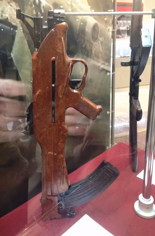 Nguyên mẫu thử nghiệm của mẫu súng trường tấn công TKB-022 thiết kế theo dạng bullpup của Liên Xô với hình dáng khá đặc biệt, dù có ý tưởng thiết kế khá mới mẻ nhưng TKB-022 chỉ dừng lại ở mức chế tạo nguyên mẫu thử nghiệm.