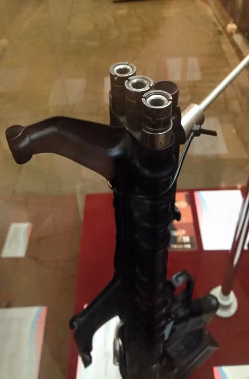 Bên cạnh TKB-022, Liên Xô cũng có một mẫu súng trường tấn công dạng bullpup khác là TKB-059 tuy nhiên mẫu súng này lại có thiết kế tới 3 nòng