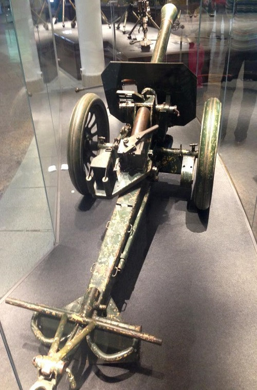 Một mẫu sơn pháo với thiết kế nạp phía sau được giới thiệu tại Tula.