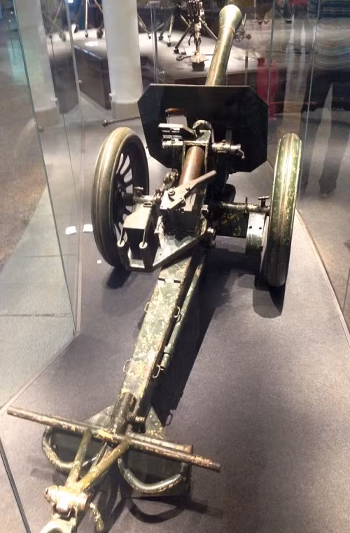 Một mẫu sơn pháo với thiết kế nạp phía sau được giới thiệu tại Tula.