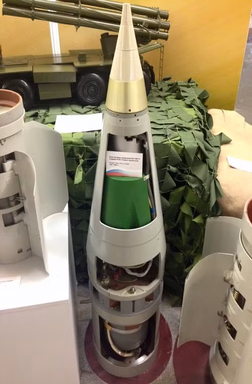 Mô hình đầu đạn rocket 9M528 300mm của tổ hợp pháo phản lực phóng loạt BM-30 Smerch của Quân đội Nga được giới thiệu tại bảo tàng Tula.