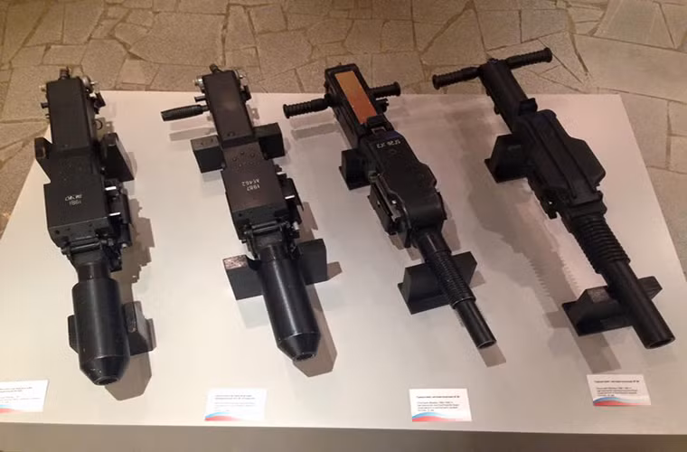 Một số mẫu súng phóng lựu tự động được trưng bày tại bảo tàng Tula gồm 9A800, AP-30 Plamya-A, 6G28 và 6G26.