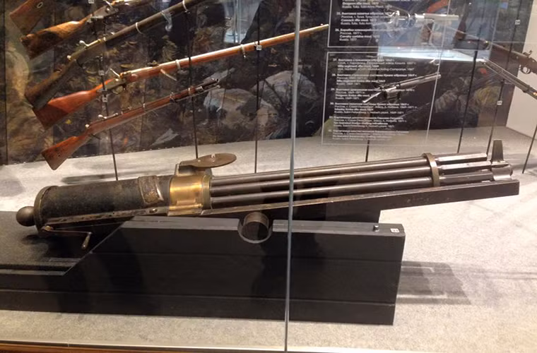 Trong ảnh là một khẩu Gatling đa nòng được quân đội nhiều nước trên thế giới đưa vào trang bị từ năm 1860, tốc độ bắn của Gatling có thể lên tới 350 viên/phút và nó cũng được xem là tiền thân của các dòng súng máy hiện đại ngày nay.