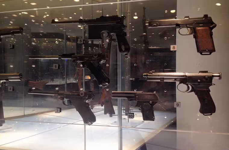 Bên cạnh đó là một số mẫu súng ngắn nổi tiếng khác trong Chiến tranh Thế giới thứ II như Luger và Mauser C96 của Đức.