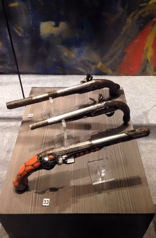 Trong ảnh là một số mẫu súng ngắn hỏa mai do Quân đội Nga Sa Hoàng chế tạo từ sau năm 1712.